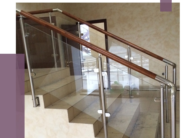 Комбинированные перила из металла и дерева в Гусе-Хрустальном